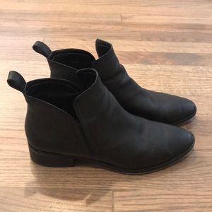 Dolce Vita Tessey Leather Black Booties!